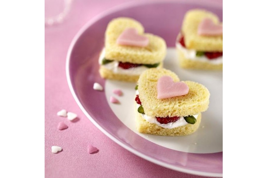 вкусный завтрак для любимого. оригинальный завтрак для любимого. что можно приготовить на 14. красивые блюда на день влюбленных. закуски в виде сердца.